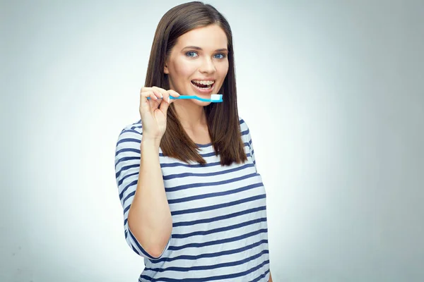 Lachende Vrouw Met Brace Tandenpoetsen Tiener Toothy Probleem Concept — Stockfoto