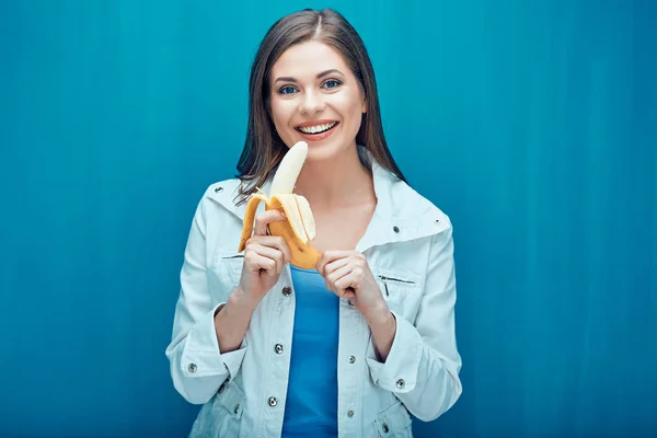 Lächelnde Frau Mit Banane Auf Blauem Hintergrund — Stockfoto