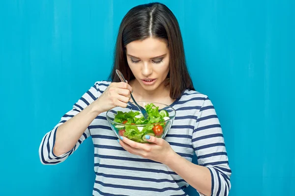 Lachende Vrouw Houden Kom Met Groene Salade Blauwe Muur Achtergrond — Stockfoto