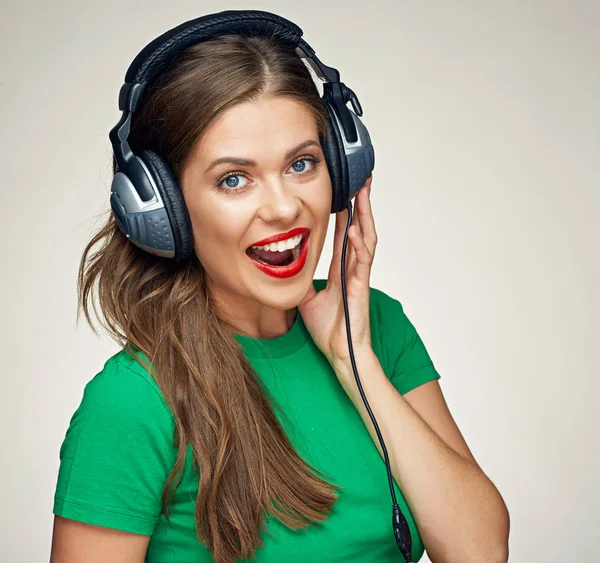 Lächelnde Glückliche Frau Lässiger Kleidung Die Musik Über Große Kopfhörer — Stockfoto