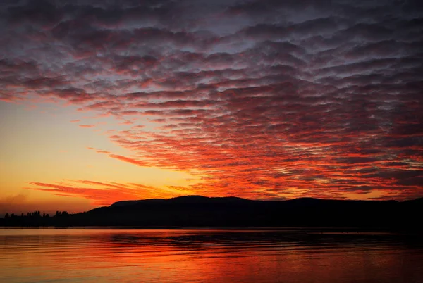 Puesta de sol en el lago Balaton, Hungría — Foto de Stock