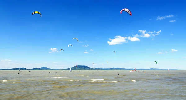 Кайтсерфінг на озера Балатон на серпень 2016, Угорщина — стокове фото