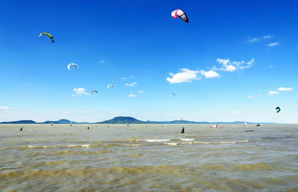 Kitesurfing na jezeře Balaton v srpnu 2016, Maďarsko — Stock fotografie