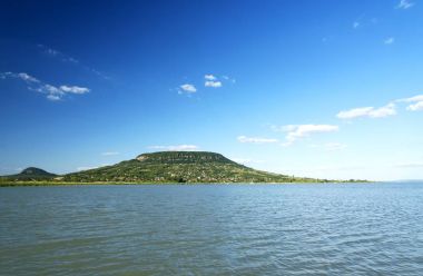 Balaton Gölü üzerinden Szigliget peyzaj