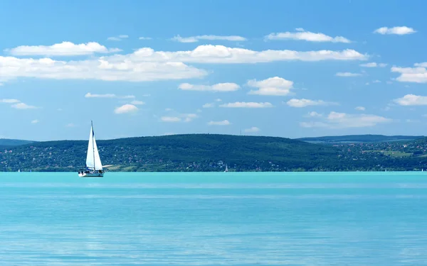 Letní krajina jezera Balaton, Maďarsko (Balatonvilagos ) — Stock fotografie