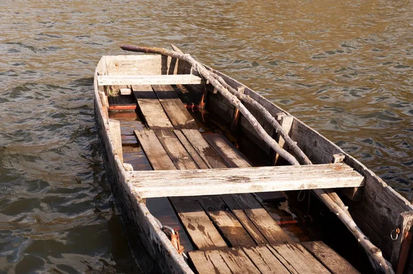 Barco de pesca en el río Tisza en Martely — Foto de Stock