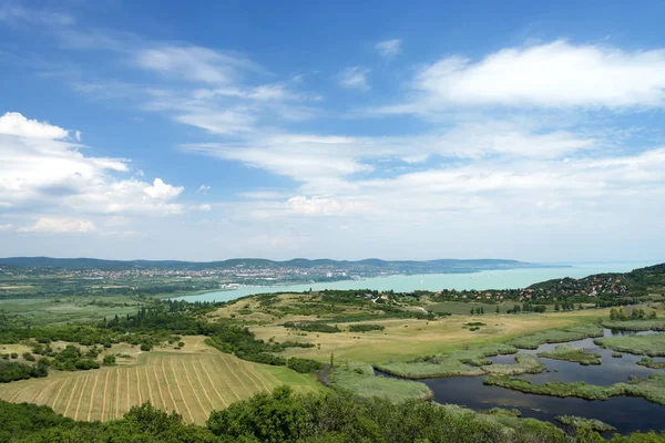 Переглянути на озері Балатон, від півострові Тіхань, Угорщина — стокове фото