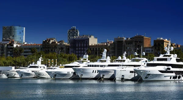 Yachts dans le port de Barcelone en 20. septembre 2017 — Photo