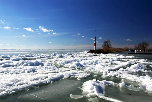 ハンガリー Badacsony 冬期のバラトン湖の防波堤 — ストック写真