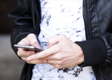 elinde modern smartphone