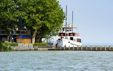 Helka yolcu gemisi Balaton Gölü üzerinde Nisan 2018, Macaristan (Kestel )