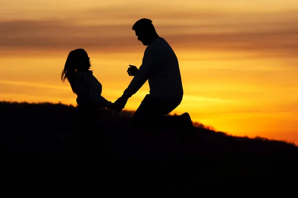 Casal Amoroso Estão Pulando Pôr Sol Tempo Natureza — Fotografia de Stock