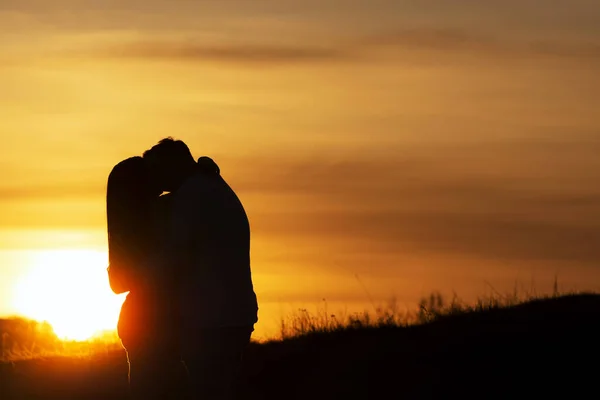 自然の中で日没の時間でカップルを愛し ロイヤリティフリーのストック画像