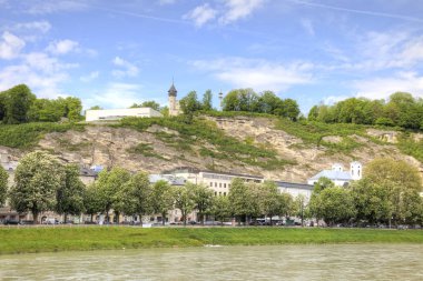 Kayanın üzerinde bina müze. Salzburg