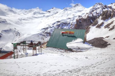 Elbrus. Otel dağ yamacında