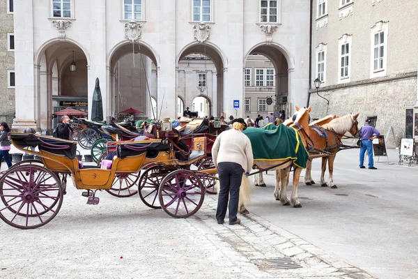 Salzburg. Carriage on an Rezidentsplats Square — Stock Photo, Image