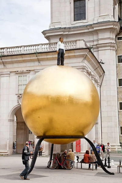 Salzburgo. Um monumento é Mozartkugel — Fotografia de Stock