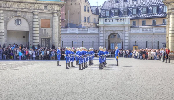 Cambio de guardia cerca del palacio real. Suecia. Estocolmo — Foto de Stock