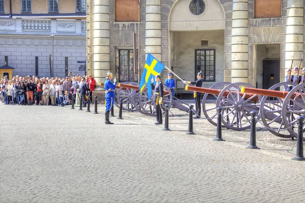 Wachablösung in der Nähe des königlichen Palastes. Schweden. Stockholm — Stockfoto