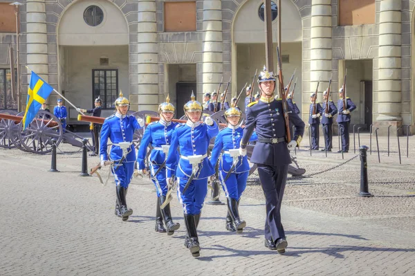 Mudança da guarda perto do palácio real. Suécia. Estocolmo — Fotografia de Stock