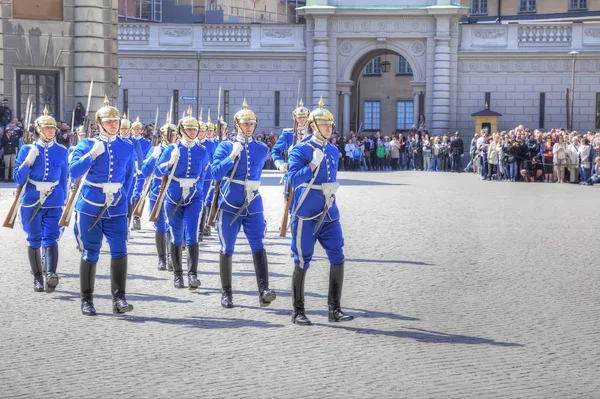 Byte av vakten nära Kungliga slottet. Sverige. Stockholm — Stockfoto
