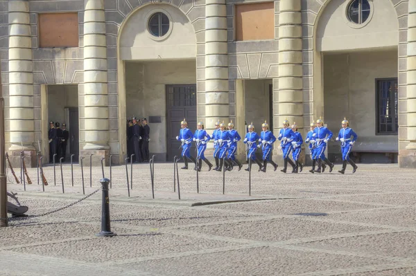 Mudança da guarda perto do palácio real. Suécia. Estocolmo — Fotografia de Stock