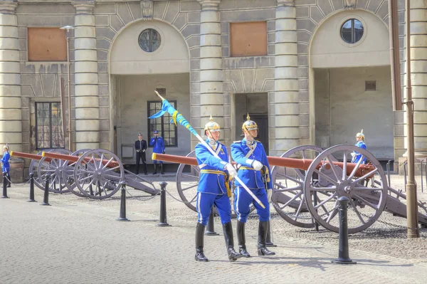 Vartijan vaihto kuninkaallisen palatsin lähellä. Ruotsiin. Tukholma — kuvapankkivalokuva