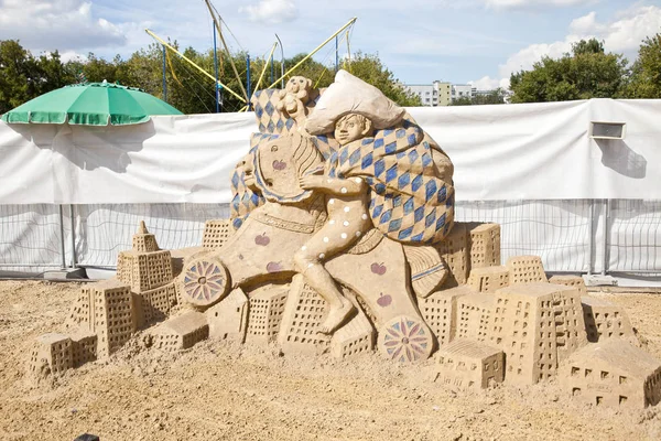 De tentoonstelling van zand sculpturen. Sculptuur van onze werf — Stockfoto