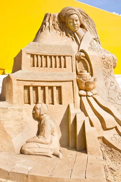 Η έκθεση των γλυπτών άμμου. Γλυπτική παιωνία φανάρι — Φωτογραφία Αρχείου