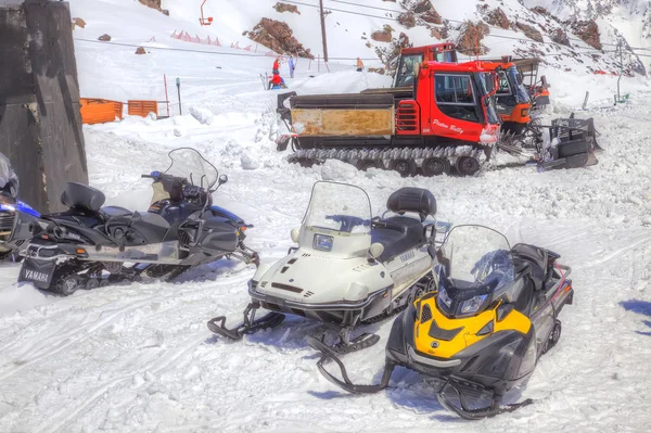 Snowmobiles on the slope of mountain Elbrus — Stock Photo, Image