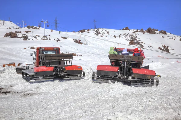 Elbrus. Snow grooming on the slope of mountain — Stock Photo, Image