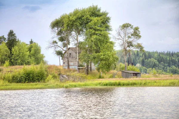 Moradia em terra o Lago Ladoga — Fotografia de Stock