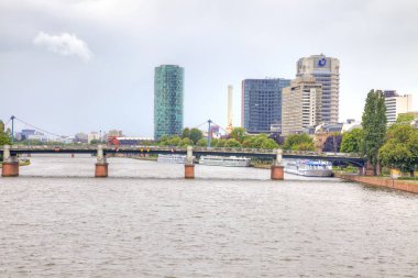 Şehir manzarası. Frankfurt am Main. Dolgu ve köprü