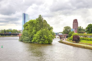 Şehir manzarası. Frankfurt am Main. Dolgu ve köprü