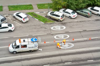 üstünde belgili tanımlık yol işaretleme
