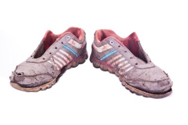 Beyaz üzerine eski spor ayakkabı 