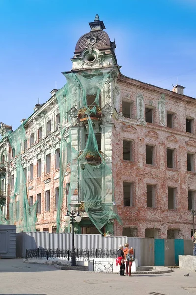 Kazan. Baumana Street. Building on a reconstruction — Stock Photo, Image