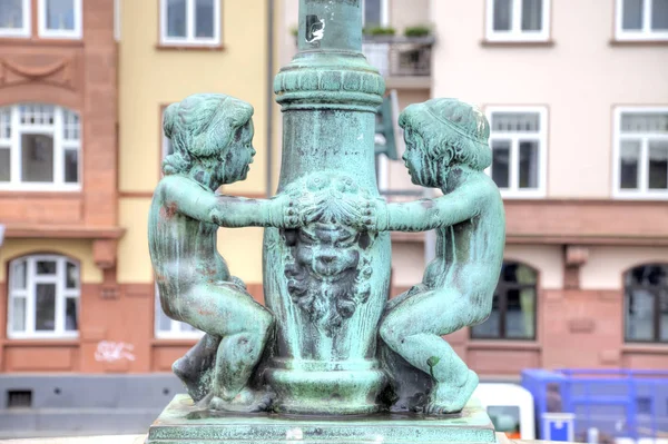 We Frankfurcie nad Menem. Rzeźba na post — Zdjęcie stockowe