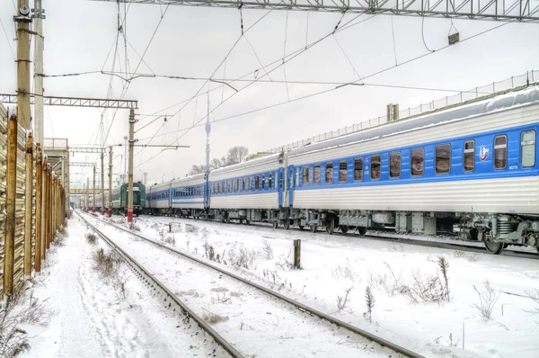 Zima. Železniční vlak — Stock fotografie