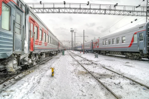 Vintern. Railway tåg — Stockfoto