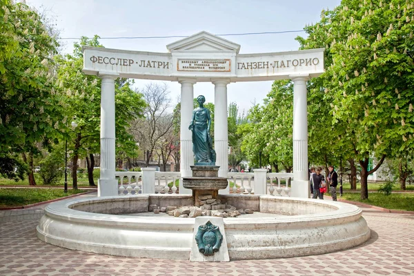 费奥多西亚 乌克兰 2009 喷泉是在 2004 年在著名的俄罗斯艺术家伊万 艾瓦佐夫斯基的内存中打开 — 图库照片