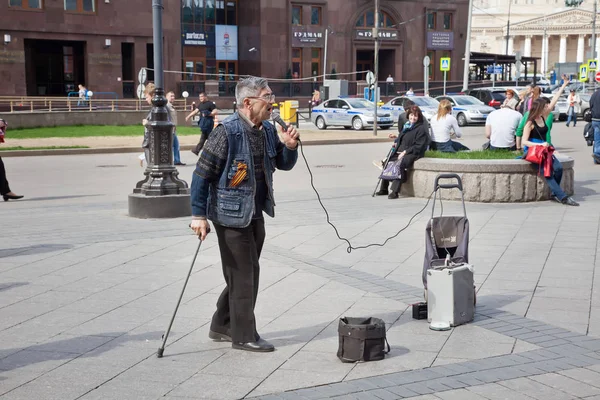 En pensionär sjunger en sång — Stockfoto