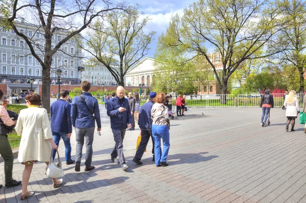 Moskau. Touristen im Alexandergarten — Stockfoto