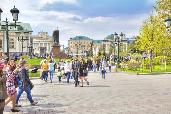 Moskau. Touristen im Alexandergarten — Stockfoto