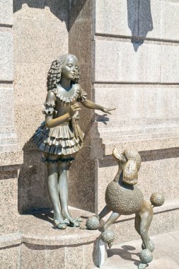 Kiev. Kız Malvina ve fino köpeği Artemon