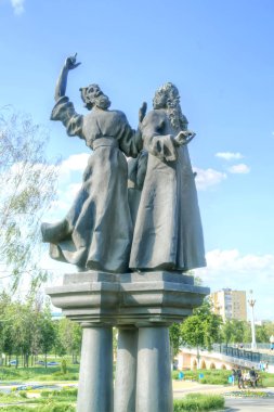 Şehir Oryol. Karakterimiz yazar Nikolay Lesko heykelleri