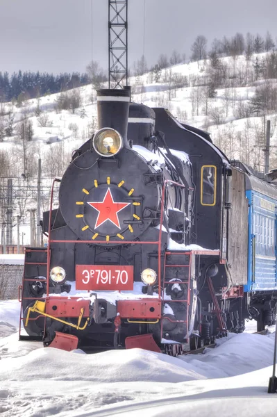 Uralte Dampfbahn auf dem Bahnhof — Stockfoto