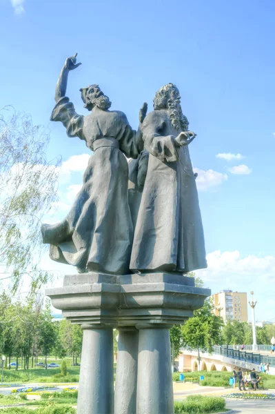 City Oryol. Sculptures of personages of the writer Nikolai Lesko — Stock Photo, Image