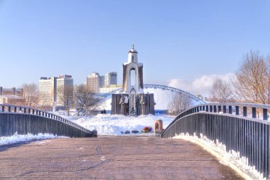 Minsk. Kambur köprüye cesaret Adası ve keder