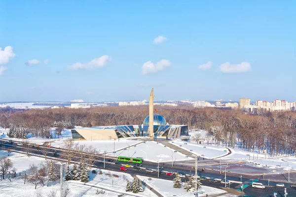 Minsk. Blick auf das große weißrussische patriotische Kriegsmuseum und — Stockfoto